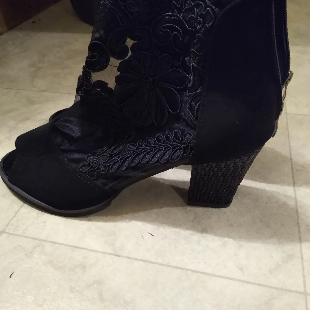 Heels - Picture 3 of 4
